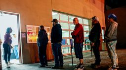 Los votantes hacen fila para emitir su voto en los Centros Recreativos Martin Luther King Jr. en Yuma, Arizona, el 8 de noviembre de 2022. &nbsp; &nbsp;