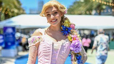 Una fan asiste al D23: The Ultimate Disney Fan Event, en el Anaheim Convention Center, en California.&nbsp;