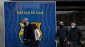 Agentes de la policía catalana afuera de las oficinas del FC Barcelona, el martes 1 de marzo de 2021, en Barcelona. Apenas días después que su último presidente electo se pasó una noche en la cárcel, miembros del Fútbol Club Barcelona votarán por uno nuevo para que saque al club del peor período de su memoria reciente. Agentes de la policía catalana afuera de las oficinas del FC Barcelona, el martes 1 de marzo de 2021, en Barcelona. Apenas días después que su último presidente electo se pasó una noche en la cárcel, miembros del Fútbol Club Barcelona votarán por uno nuevo para que saque al club del peor período de su memoria reciente.
