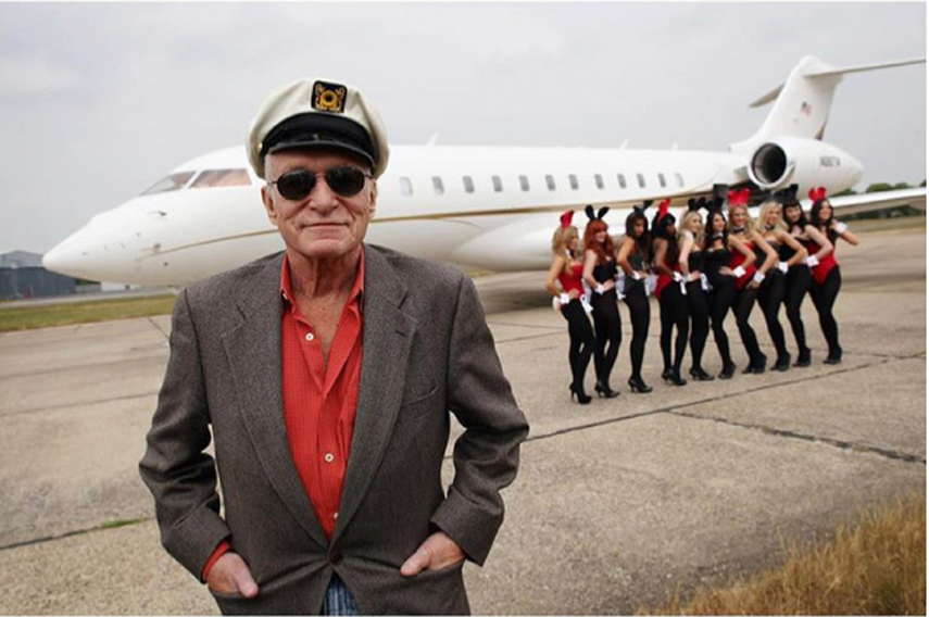 Hefner fue conocido por sus fiestas salvajes, llenas de conejitas en la Mansión Playboy, y su vida estrafalaria rodeado de mujeres mucho más jóvenes que él que buscaban la fama y el dinero.