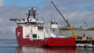 El barco australiano de defensa Ocean Shield en la base naval Stirling para que le acoplen un sónar que le permita localizar el vuelo MH370 de Malaysia Airlines, en Perth, Australia. (Foto AP/Rob Griffith)