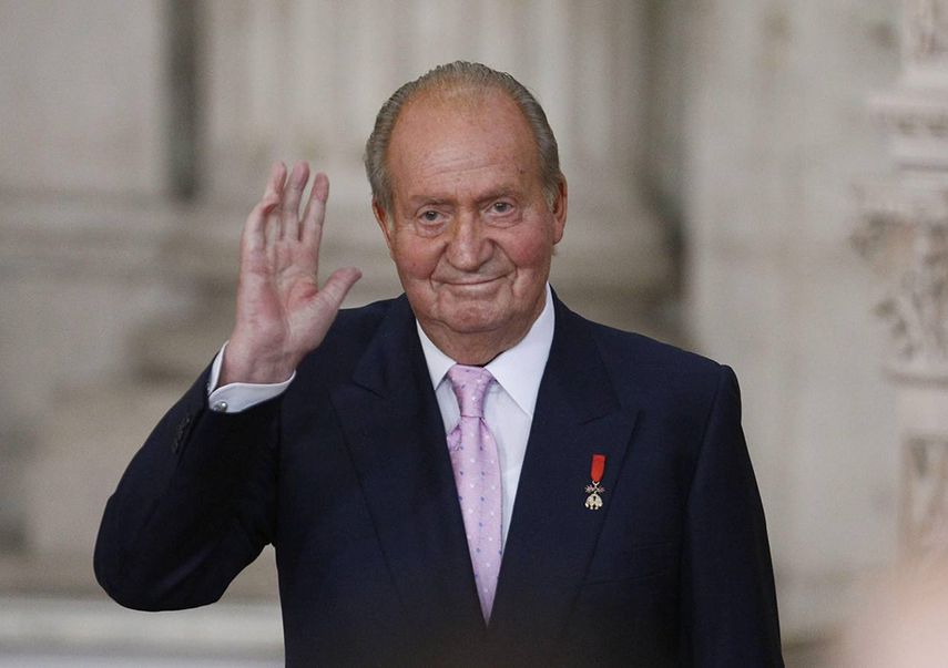El antiguo monarca español saluda al público durante un desfile militar en Madrid. (EFE)