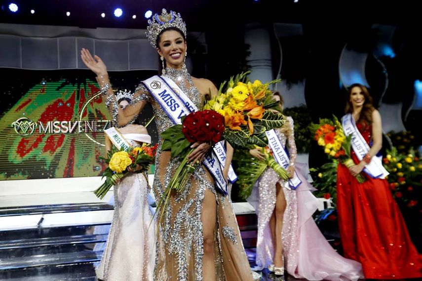 Thal&iacute;a Olvino el d&iacute;a de su coronaci&oacute;n como Miss Venezuela en agosto de 2019.