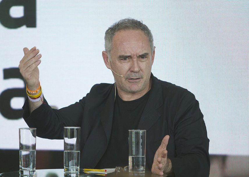 El gran cocinero del restaurante El Bulli habla durante su presentación en Ciudad Panamá. (EFE)