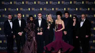 El actor estadounidense Leonardo DiCaprio, la cantautora y actriz estadounidense Teyana Taylor, el director de cine estadounidense Paul Thomas Anderson, la productora de cine estadounidense Sara Murphy y el actor puertorriqueño Benicio del Toro posan con el premio a la Mejor Película por One Battle After Another durante la ceremonia de los Premios BAFTA de la Academia Británica de Cine en el Royal Festival Hall, Southbank Centre, en Londres, el 22 de febrero de 2026.