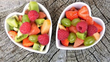 Las frutas, vegetales y frutos secos son una buena opción para la merienda.