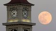 La Luna vista detrás de la torre de Home Place, el sábado 22 de junio de 2013, en Prattville, Alabama.&nbsp;