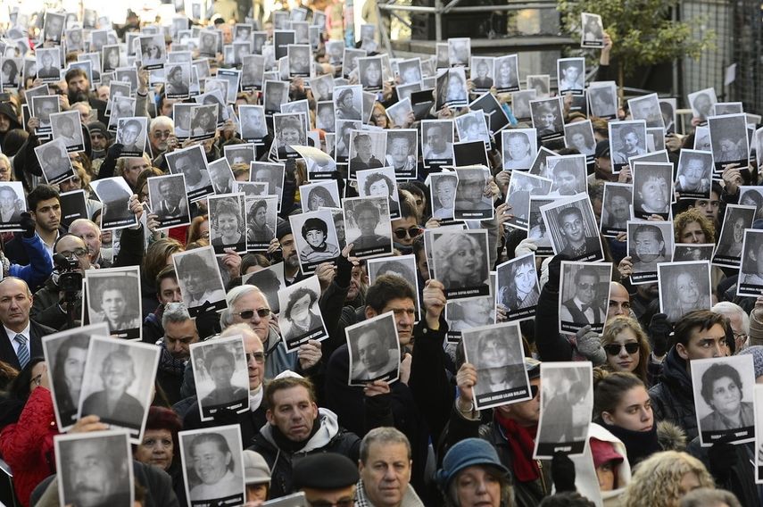En Argentina, unas 2,500 personas se congregaron frente a la sede de la Asociación de Mutuales Israelitas Argentinas (AMIA) en el barrio porteño de Once, durante un aniversario del ataque criminal de Irán.&nbsp;&nbsp;