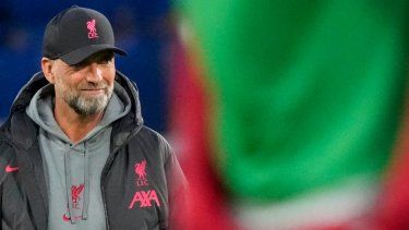 Jurgen Klopp, técnico del Liverpool, observa el calentamiento previo al partido de la Premier ante el Chelsea, el martes 4 de abril de 2023, en Londres.&nbsp;