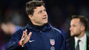 El seleccionador de Estados Unidos, el argentino Mauricio Pochettino, saluda a los fanáticos previo a un partido contra Costa Rica, el 22 de enero de 2025.