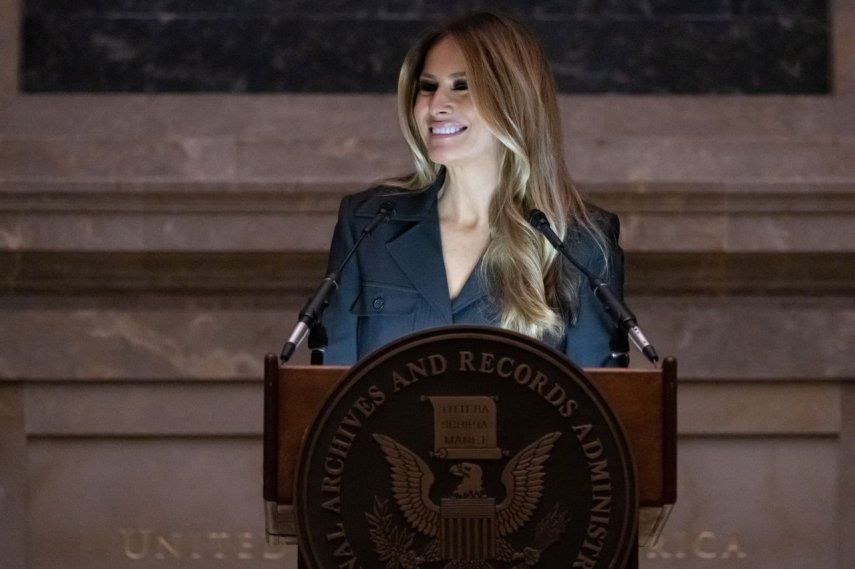La exprimera dama de Estados Unidos, Melania Trump, habla durante una ceremonia de naturalización en el edificio de los Archivos Nacionales en Washington, DC, el 15 de diciembre de 2023.