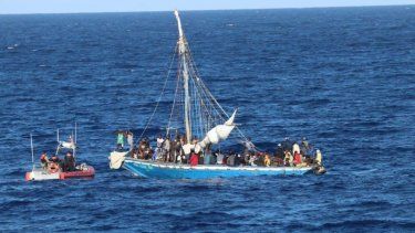 Migrantes interceptados por la Guardia Costera de Florida.