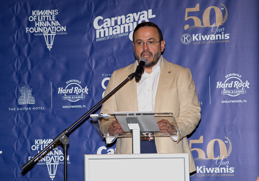 Pablo Lau, presidente de los Kiwanis de la Pequeña Habana, se dirige a los medios en el Hard Rock Hotel & Casino.