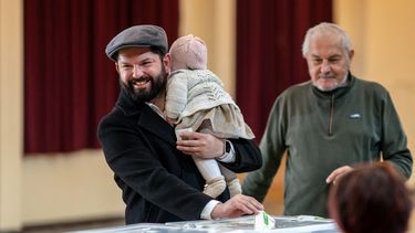 Fotografía distribuida por la oficina de prensa de la presidencia de Chile que muestra al presidente de Chile, Gabriel Boric, con su hija Violeta mientras emite su voto durante las elecciones generales, en Punta Arenas, provincia de Magallanes, Chile, el 16 de noviembre de 2025.