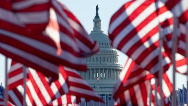 Banderas de EEUU ondean en el Capitolio. 