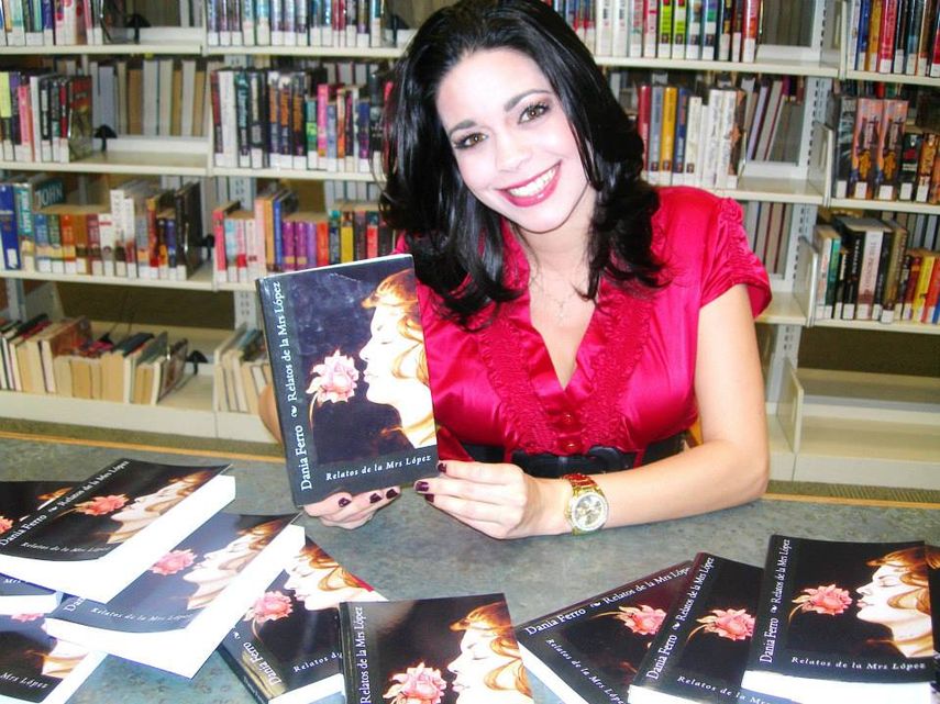 Dania Ferro posa junto a ejemplares de su libro. (CORTESÍA)