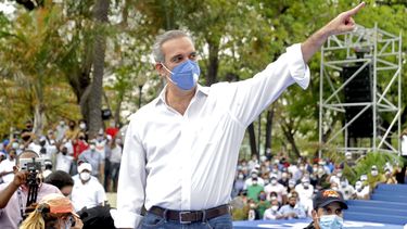 Foto de folleto publicada por el candidato presidencial opositor dominicano para el Partido Revolucionario Moderno (PRM) La Oficina de Prensa de Luis Abinader de &eacute;l gesticulando durante un mitin de campa&ntilde;a en Santo Domingo el 1 de julio de 2020. Las elecciones generales se llevar&aacute;n a cabo el 5 de julio en Rep&uacute;blica Dominicana.