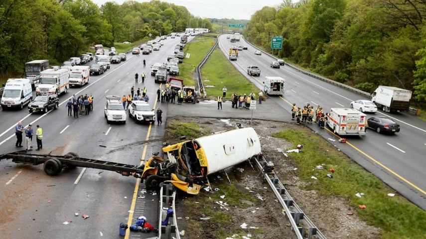 Vista del autobús accidentado en Nueva Jersey, en el que viajaban alumnos del colegio East Brook Middle School.