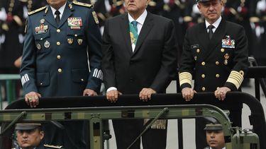 En esta foto de archivo del 16 de septiembre de 2019, el presidente de M&eacute;xico, Andr&eacute;s Manuel L&oacute;pez Obrador, en el centro, se encuentra con el Secretario de Defensa, Luis Crescencio Sandoval, a la izquierda, y el Secretario de Marina, Vidal Francisco Sober&oacute;n, en un veh&iacute;culo militar abierto durante un desfile militar en la plaza principal de la capital, el Z&oacute;calo, en la Ciudad de M&eacute;xico.&nbsp;