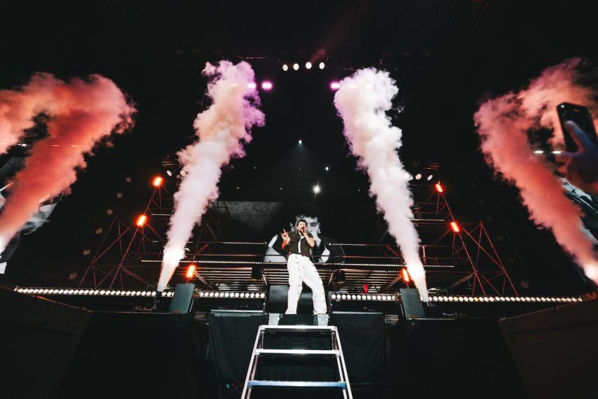 Sebastián Yatra actúa en España como parte de la gira Entre tanta gente.