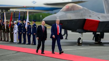 El presidente Donald Trump y el presidente ruso Vladímir Putin, caminan en la pista después de que llegaron a la Base Conjunta Elmendorf-Richardson en Anchorage, Alaska, el 15 de agosto de 2025.