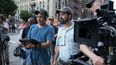 En esta imagen difundida por Warner Bros. Pictures, el director John Chu, a la izquierda, y Lin-Manuel Miranda en el set de In the Heights.