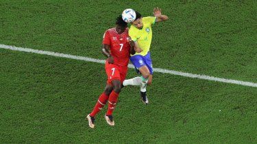 El jugador Breel Embolo, de Suiza, y Marquinhos, de Brasil, disputan un balón de cabeza en el compromiso entre sus selecciones en el Mundial de Catar 2022.