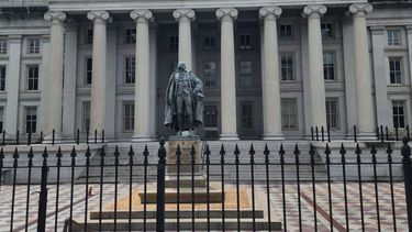 Vista de la entrada principal del Departamento del Tesoro de EEUU.