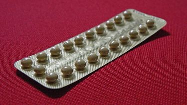 Entre los nuevos métodos anticonceptivos están la nuevas píldoras que liberan una sola hormona, lo que puede reducir los efectos secundarios y la necesidad de recordar tomar la píldora todos los días