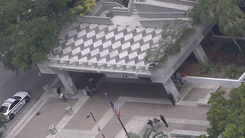 Un portavoz policial dijo que el agresor huyó del lugar del ataque.