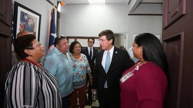 El secretario del Departamento de Estado de Puerto Rico, Luis Rivera (2do der.), conversa con asistentes a la inauguración de la oficina de pasaportes en Arecibo.&nbsp;
