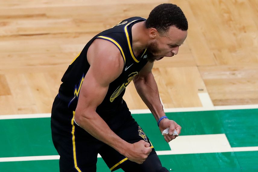 Stephen Curry, base de los Warriors de Golden State, festeja durante el cuarto partido de las Finales de la NBA ante los Celtics de Boston, el viernes 10 de junio de 2022&nbsp;