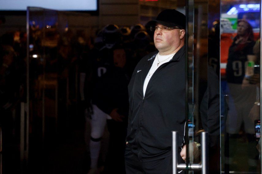 Dom DiSandro, jefe de seguridad de los Eagles de Filadelfia, observa la introducción de los jugadores desde el túnel antes del encuentro contra los Cowboys de Dallas, el domingo 10 de diciembre del 2023.