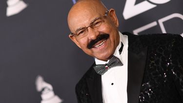 El músico venezolano Oscar D´Leon llega a la gala de Persona del Año de la Academia Latina de la Grabación 2021, en honor al músico, actor y activista panameño Ruben Blades, en el Michelob Ultra Arena de Mandalay Bay en Las Vegas, Nevada, el 17 de noviembre de 2021.