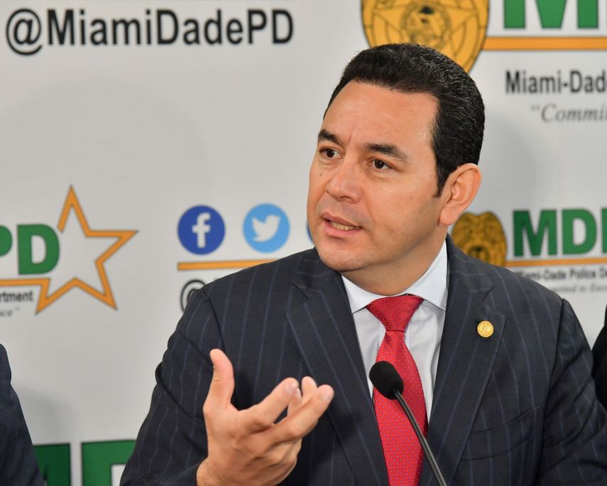 Jimmy Morales, durante su comparecencia ante la prensa, este viernes en el Centro de Entrenamiento de los Bomberos, en Miami-Dade, donde se celebró la rueda de prensa sobre la graduacion de policias guatemaltecos y hondureños