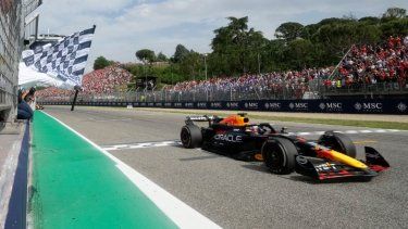 Max Verstappen al volante de su Red Bull cruza la meta al ganar el Gran Premio de Italia, el domingo 19 de mayo de 2024, en Imola