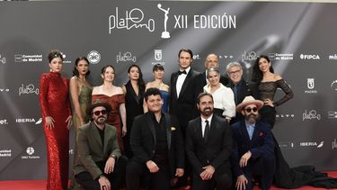 El equipo de la serie de Netflix Cien Años de Soledad posa en la alfombra roja de los Premios Platino.&nbsp;
