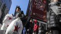 Un hombre pasa con varias bolsas de compra frente a una tienda de Macys en Nueva York. Un hombre pasa con varias bolsas de compra frente a una tienda de Macys en Nueva York.