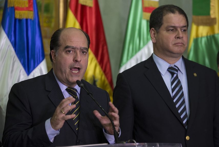 El jefe del Parlamento venezolano, Julio Borges (i), habla acompañado de Luis Florido (d), tras participar en la reunión entre representantes del régimen y la oposición de&nbsp;Venezuela.