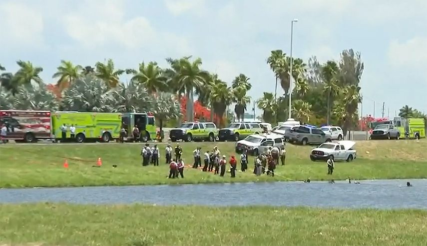 Un vehículo, ocupado por un hombre y una mujer, cayó en un canal, Miami.