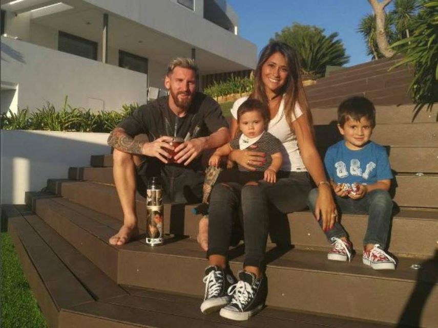 El jugador del Barcelona y su familia.
