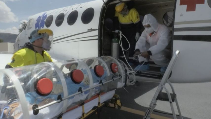 Avi&oacute;n ambulancia transporta a pacientes de COVID-19 en Per&uacute;.
