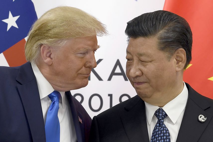 En esta fotografía de archivo del 29 de junio de 2019, el presidente estadounidense Donald Trump, izquierda, se reúne con el presidente chino Xi Jinping en una entrevista bilateral dentro de la cumbre del G-20 en Osaka, Japón.&nbsp;
