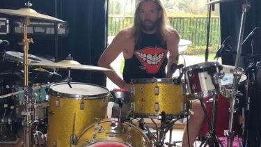 Taylor Hawkins de Foo Fighters enseña a tocar la batería ante la cuarentena por el coronavirus.
