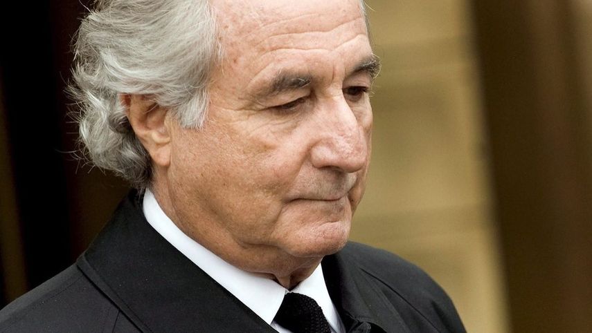 En 2009, Madoff se declaró culpable de 11 delitos federales y fue sentenciado a 150 años de prisión.
