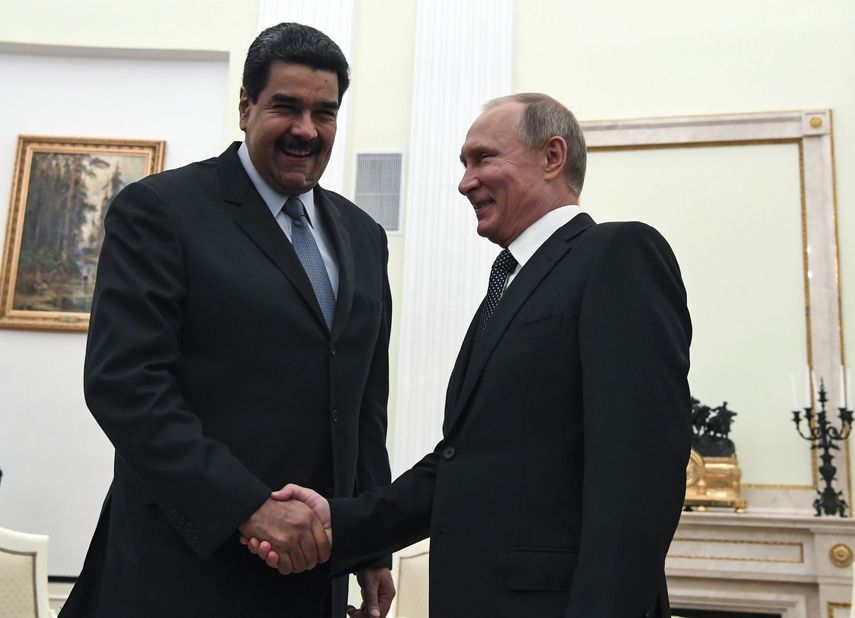 El presidente ruso, Vladímir&nbsp;Putin&nbsp;(d), saluda a Nicolás&nbsp;Maduro&nbsp;(i), antes de su reunión en el Kremlin de Moscú (Rusia) el 4 de octubre de 2017.&nbsp;