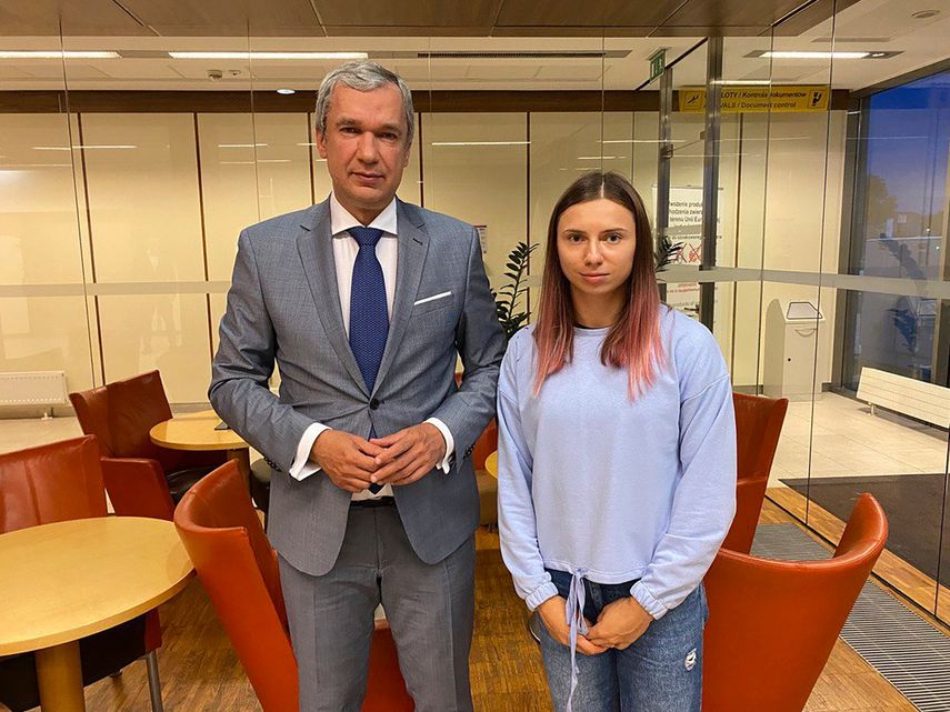 En esta foto tomada el miércoles 4 de agosto de 2021 y proporcionada por la organización National Anti-crisis Management, la velocista bielorrusa Krystsina Tsimanouskaya posa con Pavel Latushko, el principal disidente de su país en Polonia&nbsp;