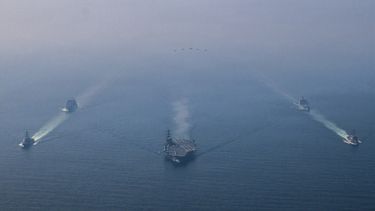El portaaviones de clase Nimitz USS Abraham Lincoln (CVN 72), los destructores de misiles guiados clase Arleigh Burke USS Michael Murphy (DDG 112) y USS Frank E. Petersen Jr. (DDG 121), el petrolero de reabastecimiento de flota clase Henry J. Kaiser USNS Henry J. Kaiser (T-AO-187) y el buque de carga seca clase Lewis y Clark USNS Carl Brashear (T-AKE 7), navegan en formación en el Mar Arábigo, el 6 de febrero.