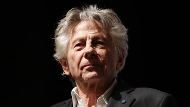 El director francopolaco Roman Polanski mira en el escenario después del avance de su última película Jaccuse (Un oficial y un espía) en París, el 4 de noviembre de 2019. &nbsp;
