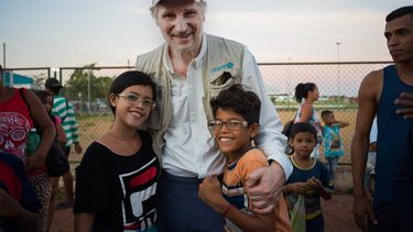 Liam Neeson visita regi&oacute;n fronteriza brasile&ntilde;a con Venezuela.